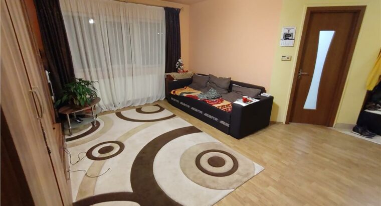 Vând Apartament 3 camere decomandate , parcare , zona Cetatii!