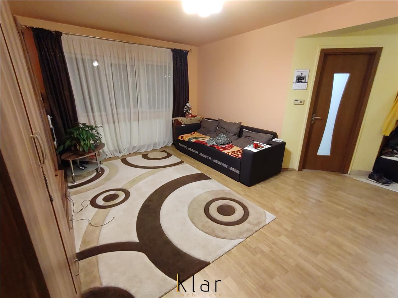 Vând Apartament 3 camere decomandate , parcare , zona Cetatii!