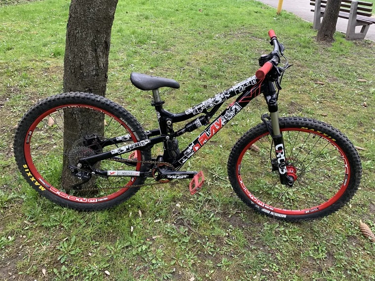 Brașov- Vând bicicleta full-suspension copii YT Play 5 500 lei