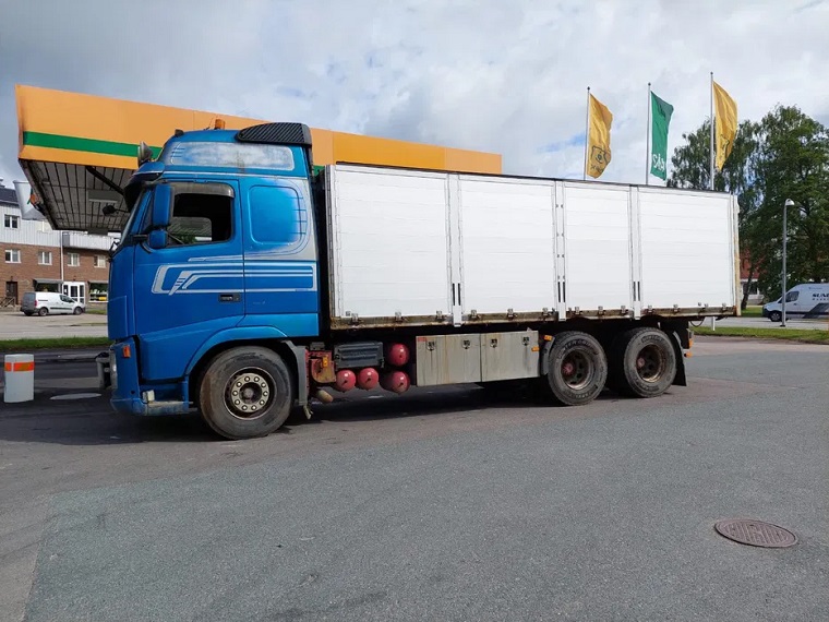Covasna- Vând camion basculabil cereale 6×4 Volvo 32 000 €
