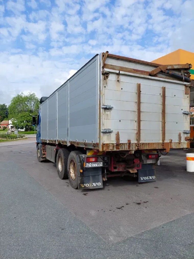 Covasna- Vând camion basculabil cereale 6×4 Volvo 32 000 €